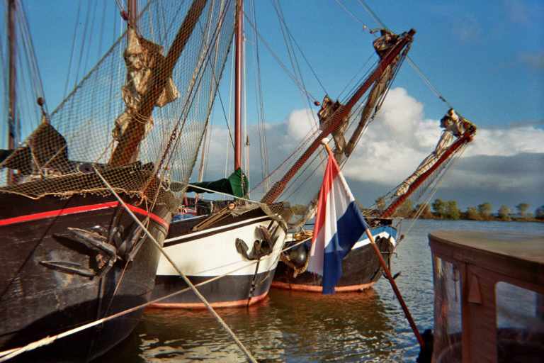 Bug eines Segelschliffs im Hafen