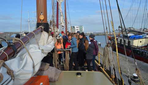 Jugendliche an Bord eines Segelschiffs
